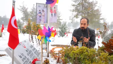 Enkazdan kurtulan baba teselliyi yitirdiği ailesinin kabrinde buluyor