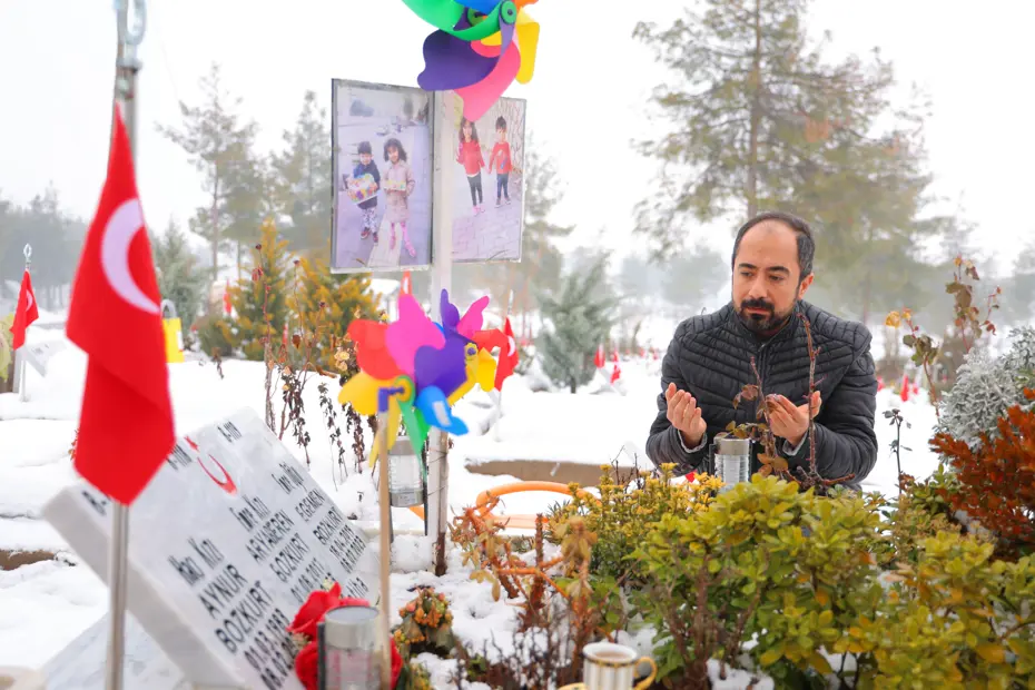 Enkazdan kurtulan baba teselliyi yitirdiği ailesinin kabrinde buluyor
