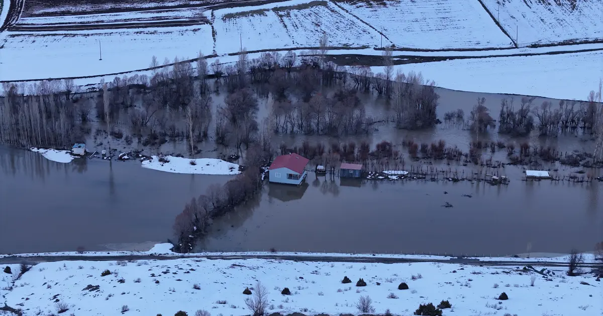 Kar kalınlığı iki metreyi bulan karlar eridi, yollar ve evler sular altında kaldı