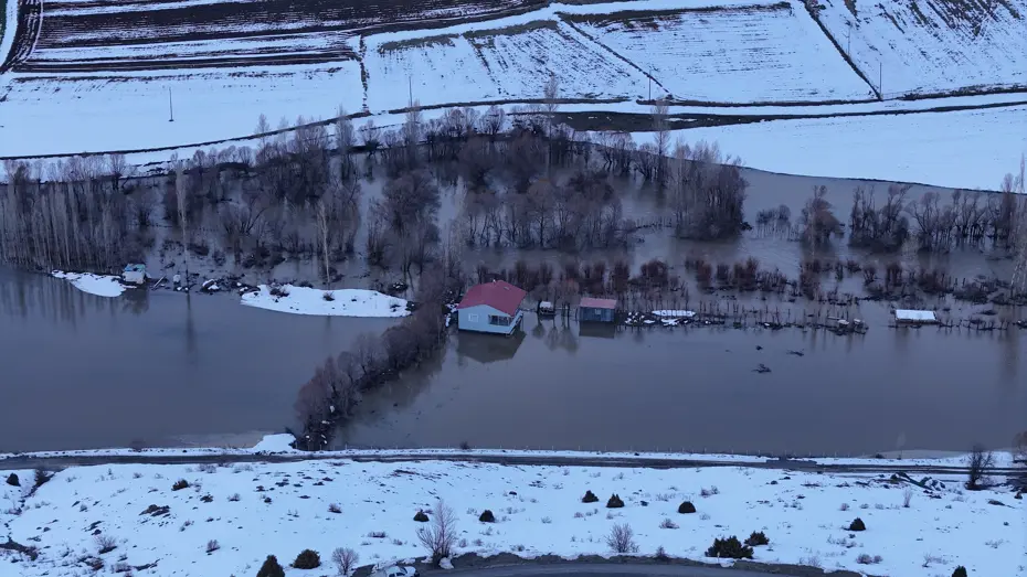Kar kalınlığı iki metreyi bulan karlar eridi, yollar ve evler sular altında kaldı