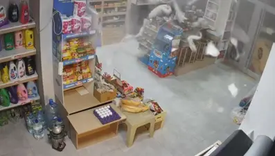 Markette korku dolu an. Dolap bomba gibi patladı