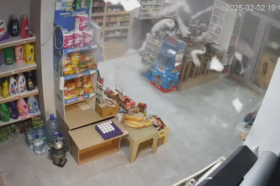 Markette korku dolu an. Dolap bomba gibi patladı