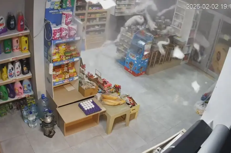 Markette korku dolu an. Dolap bomba gibi patladı 2