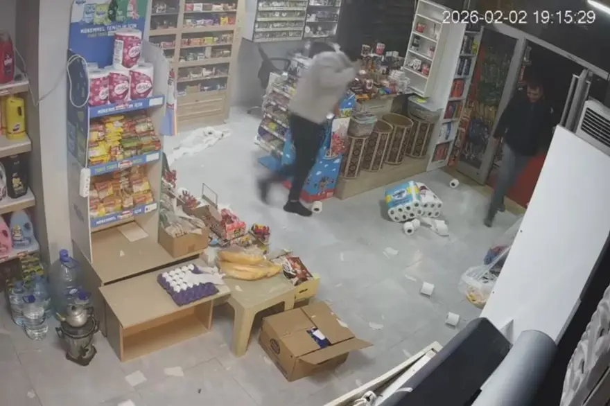 Markette korku dolu an. Dolap bomba gibi patladı 1