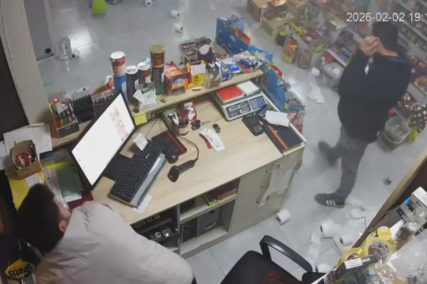 Markette korku dolu an. Dolap bomba gibi patladı 