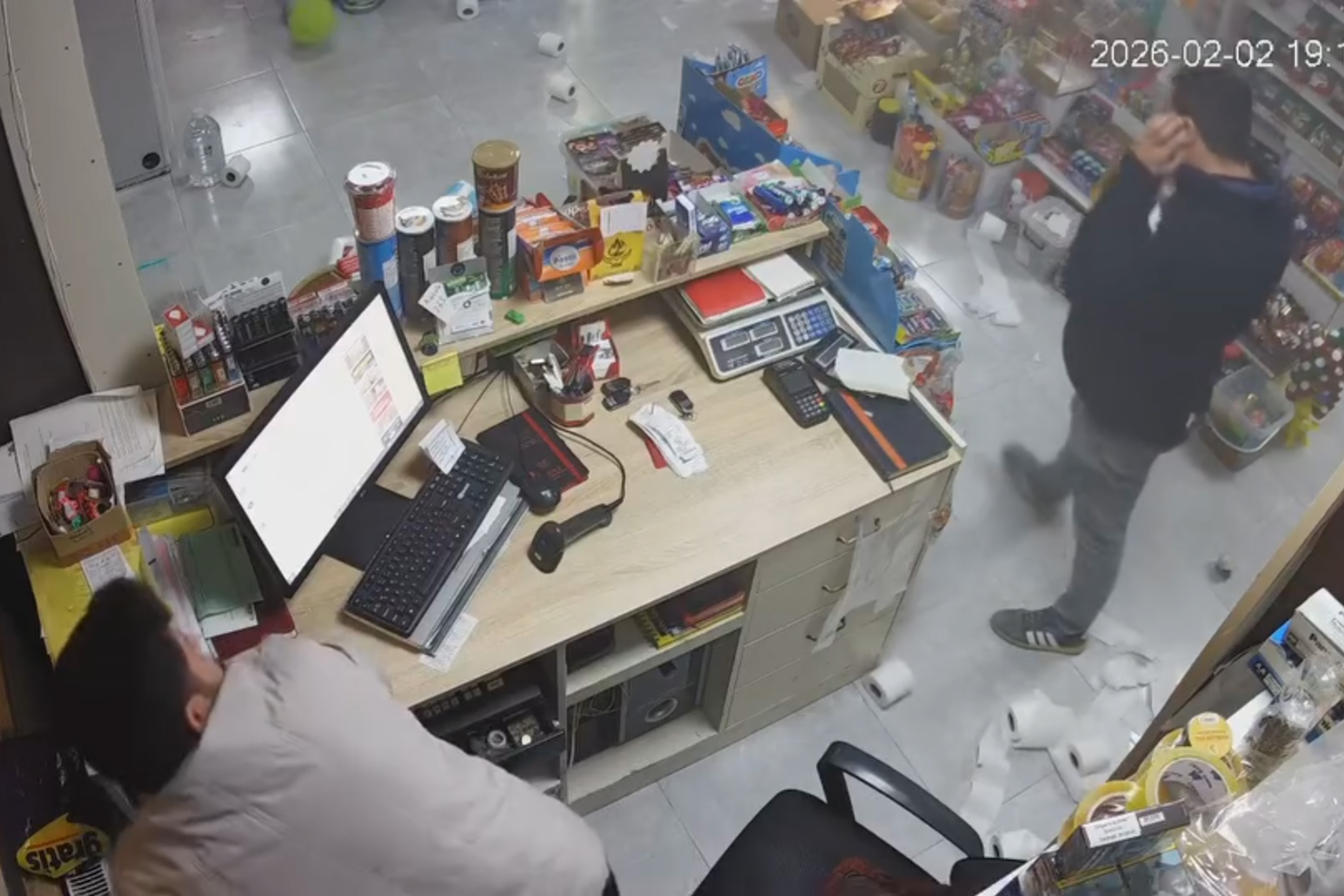 Market dolabı bomba gibi patladı: Korku dolu anlar güvenlik kamerasında