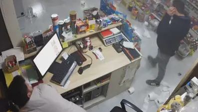 Market dolabı bomba gibi patladı: Korku dolu anlar güvenlik kamerasında