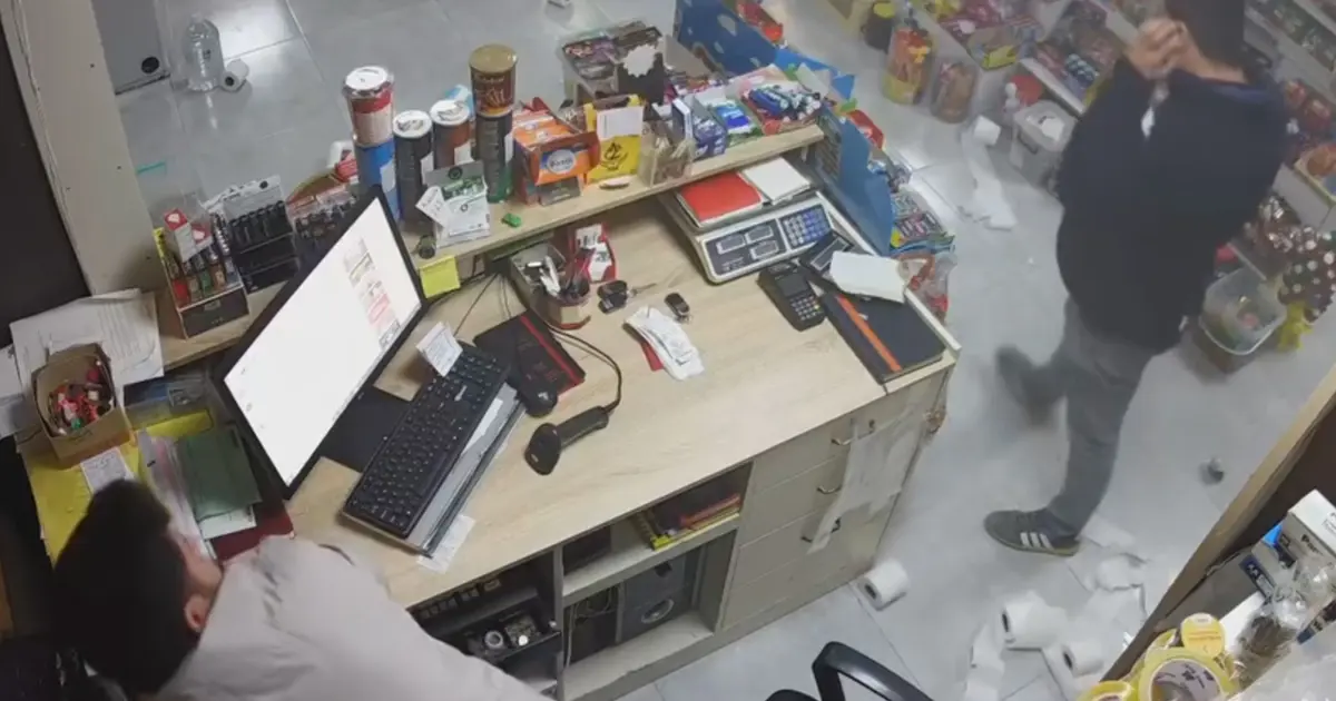 Market dolabı bomba gibi patladı: Korku dolu anlar güvenlik kamerasında