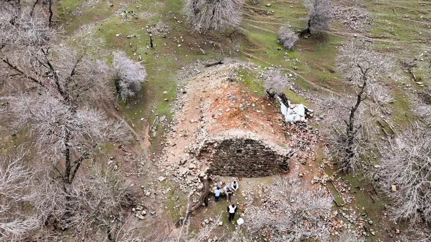 Yeraltında gizemli yapı. Köylüler tesadüfen buldu, içinde isimsiz bir mezar var 1