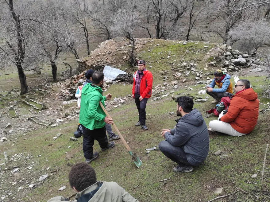 Yeraltında gizemli yapı. Köylüler tesadüfen buldu, içinde isimsiz bir mezar var 2