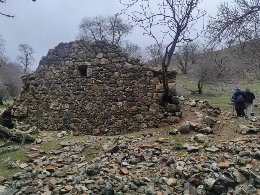Yeraltında gizemli yapı. Köylüler tesadüfen buldu, içinde isimsiz bir mezar var 4