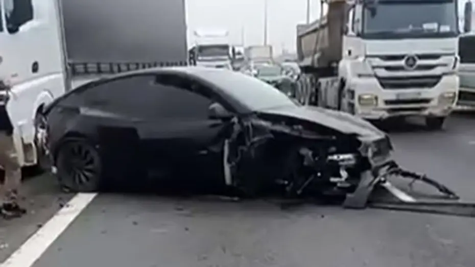Otopilottaki Tesla TEM'de karşı şeride daldı