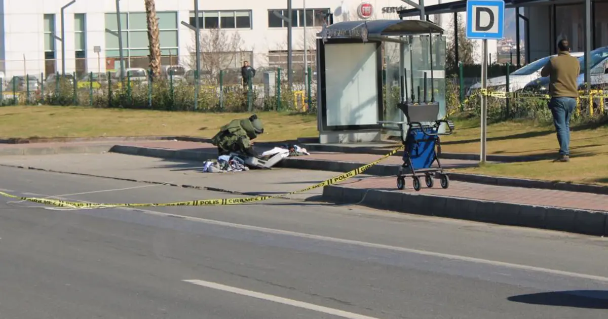 AVM önündeki durakta bomba paniği