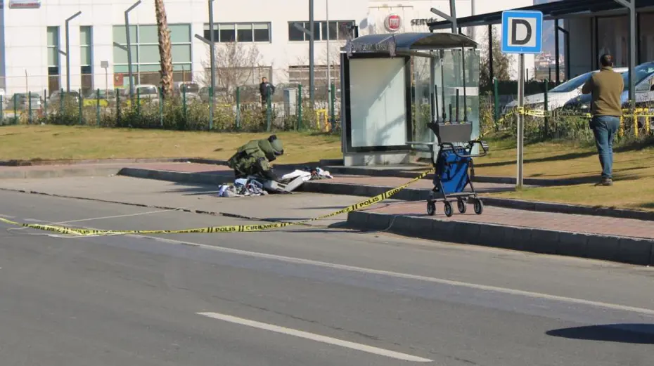 AVM önündeki durakta bomba paniği