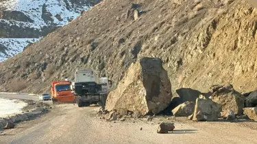 Karayolunda dev kaya dehşeti. Faciadan dönüldü