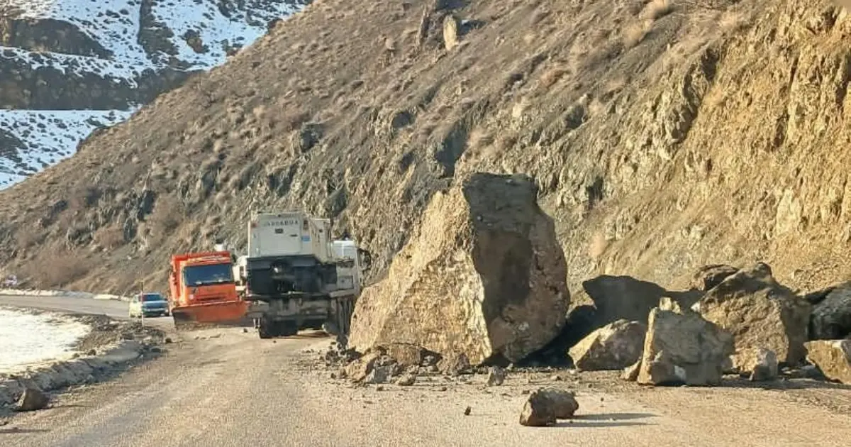 Karayolunda dev kaya dehşeti. Faciadan dönüldü