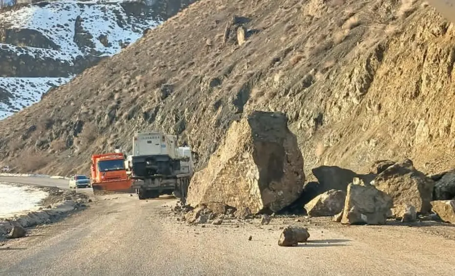 Karayolunda dev kaya dehşeti. Faciadan dönüldü