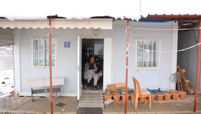 Depremin 6'ncı günü enkazdan kurtuldu. Kolunu ve bacağını kaybetti ama "hala hayattayım" diyor