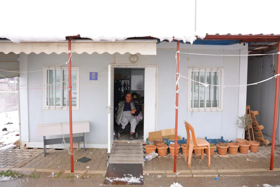 Depremin 6'ncı günü enkazdan kurtuldu. Kolunu ve bacağını kaybetti ama 