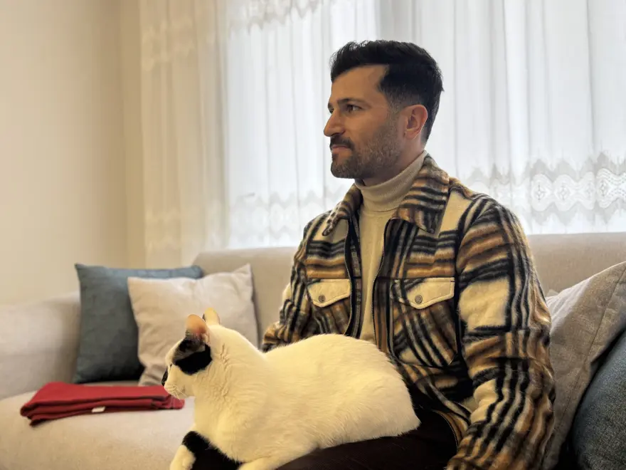 Asrın felaketinde enkazdan çıkarmıştı. Sahiplendiği kediyi 3 yıldır yanından ayırmıyor 