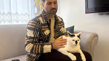 Asrın felaketinde enkazdan çıkarmıştı. Sahiplendiği kediyi 3 yıldır yanından ayırmıyor