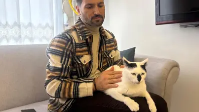 Asrın felaketinde enkazdan çıkarmıştı. Sahiplendiği kediyi 3 yıldır yanından ayırmıyor