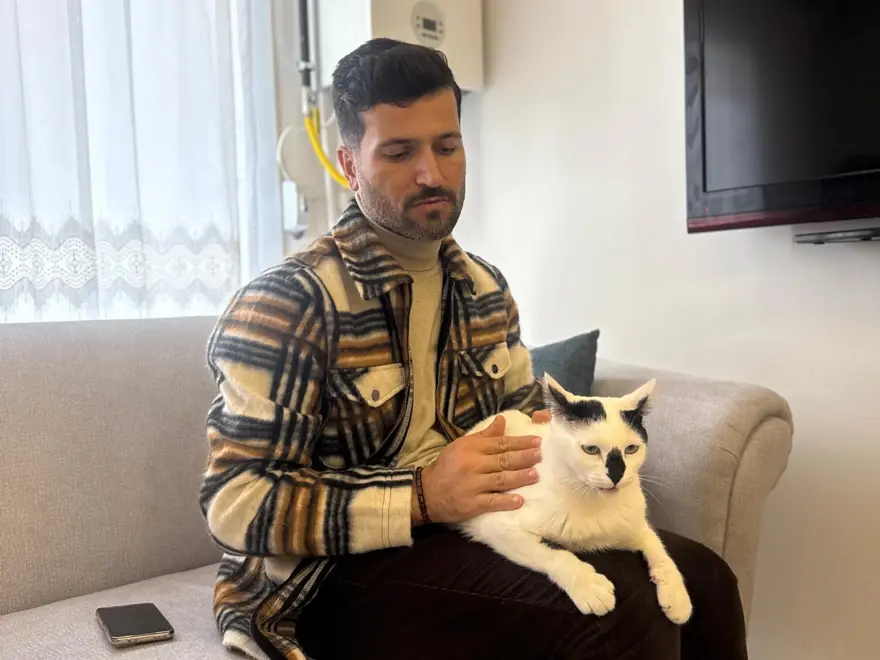 Asrın felaketinde enkazdan çıkarmıştı. Sahiplendiği kediyi 3 yıldır yanından ayırmıyor 5