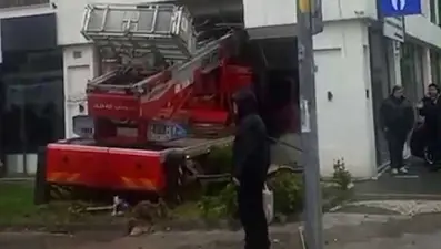 Büyükçekmece'de sepetli vinç diş hekimliği polikliniğine daldı