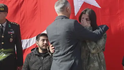 3 yıldır saklıyordu. Asrın felaketinde kendisine parkasını veren albayla buluştu