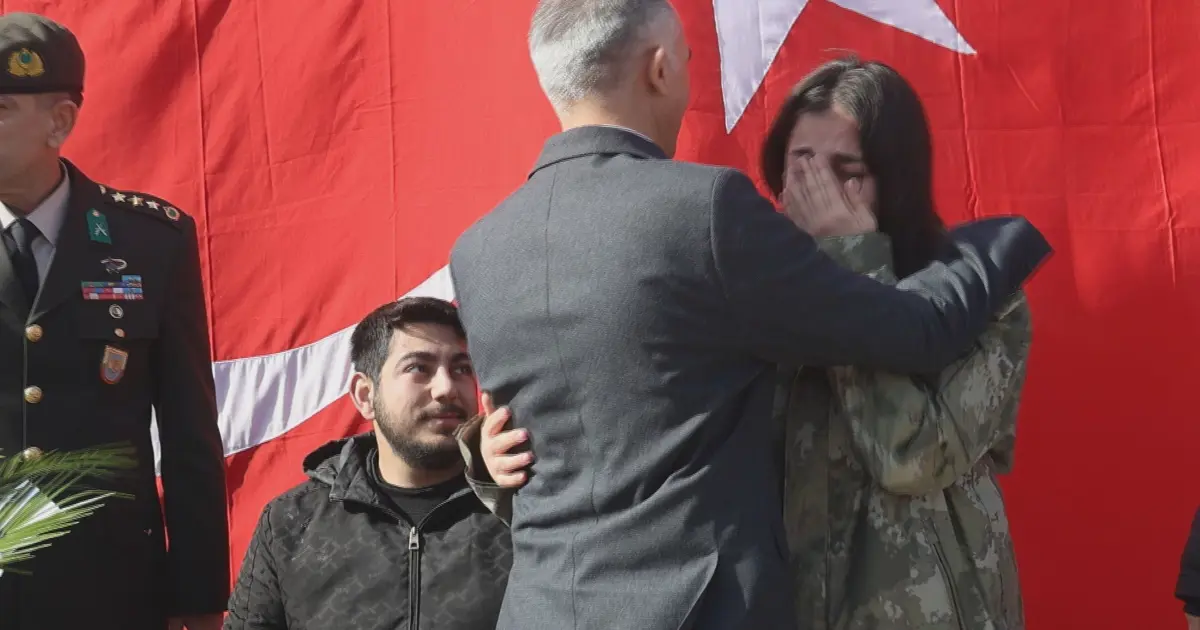 3 yıldır saklıyordu. Depremde kendisine parkasını veren albayla buluştu