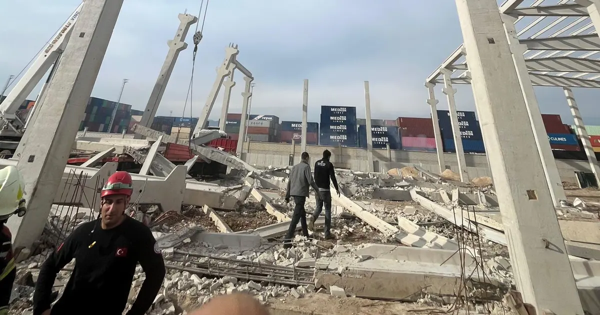 Mersin'de inşaat şantiyesinde beton bloklar devrildi. 2'si ağır 3 yaralı