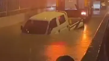 İzmir'i sağanak vurdu. Alt geçitte mahsur kalan sürücü hayatını kaybetti