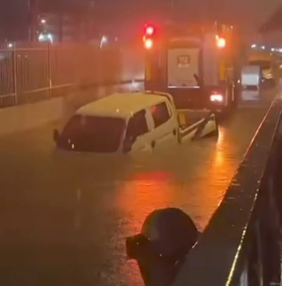 İzmir'i sağanak vurdu. Alt geçitte mahsur kalan sürücü hayatını kaybetti