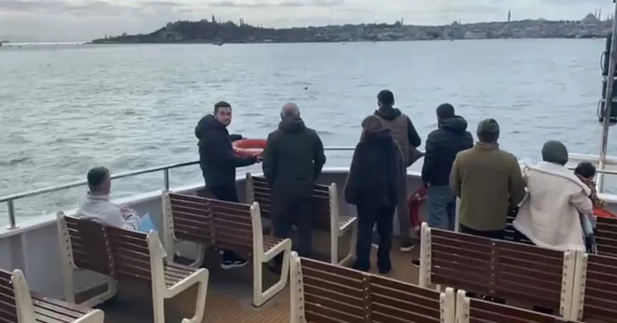 Eminönü-Üsküdar vapurunda panik dolu an. Bir kişi denize atladı
