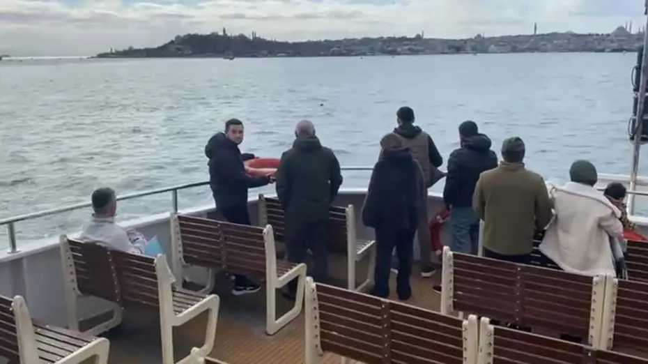 Eminönü-Üsküdar vapurunda panik dolu an. Bir kişi denize atladı