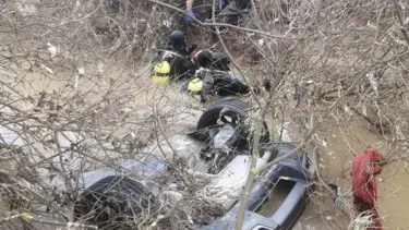 Dereye uçan otomobildeki 2 kız kardeş hayatını kaybetti. Sürücü ve diğer yolcu kaçtı