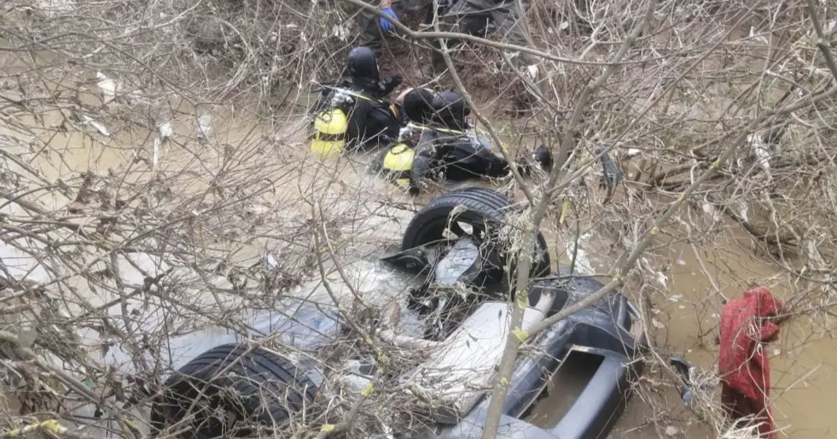 Dereye uçan otomobildeki 2 kız kardeş hayatını kaybetti. Sürücü ve diğer yolcu kaçtı