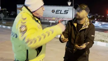 Alkollü yakalanan sürücü, polise "Problemli olan sizsiniz" dedi