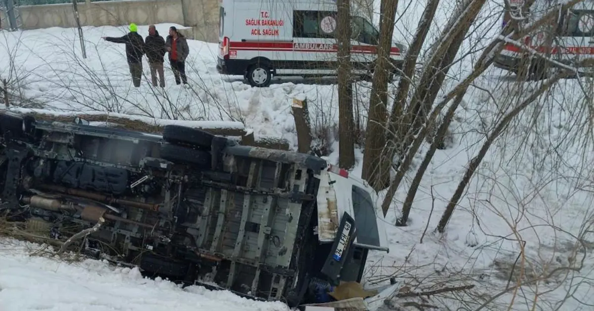 Muş'ta işçileri taşıyan servis kaza yaptı. Altı yaralı