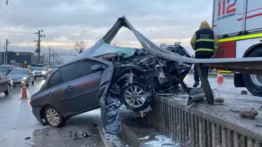 Bariyerlere ok gibi saplandı. Havada asılı kaldı