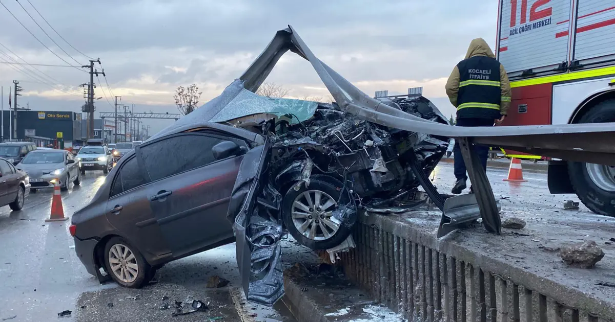 Bariyerlere ok gibi saplandı. Havada asılı kaldı