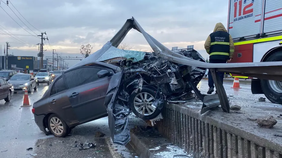 Bariyerlere ok gibi saplandı. Havada asılı kaldı