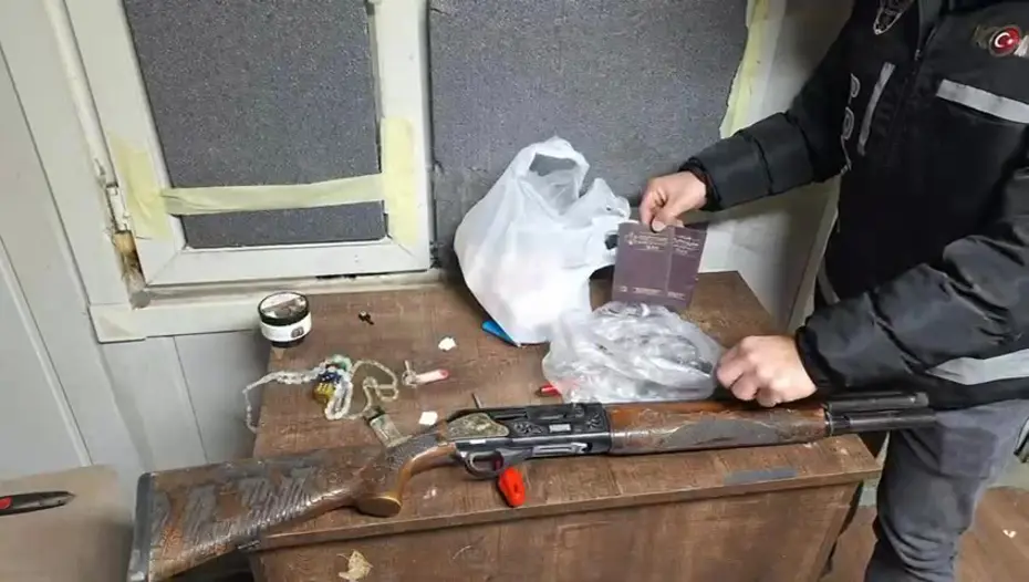 Gebze'de film gibi olay. Kaçırıp hastanelik ettiler, polise şikayet etmesin diye refakatçi gibi 12 gün başında beklediler