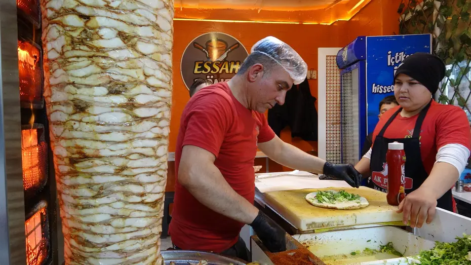 Görenler hayrete düşüyor. Burada tavuk dönerin fiyatı 30 lira