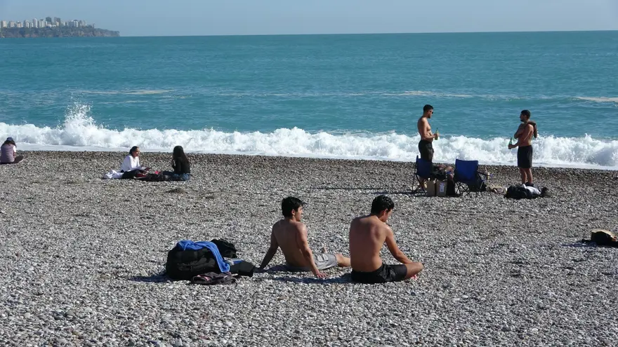 Antalya dün yağışlıyken bugün güneş açtı 