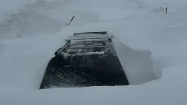 Sivas'ta kar kalınlığı 2 metreyi buldu. Araçlar yolda mahsur kaldı