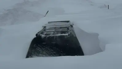 Sivas'ta kar kalınlığı 2 metreyi buldu. Araçlar yolda mahsur kaldı