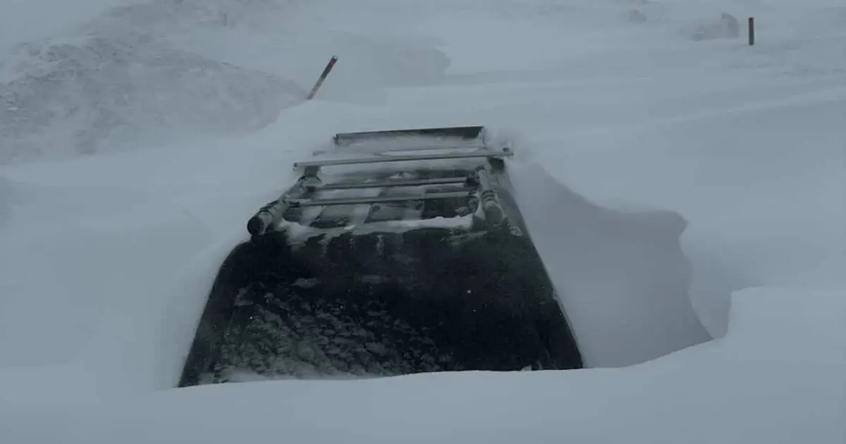 Sivas'ta kar kalınlığı 2 metreyi buldu. Araçlar yolda mahsur kaldı