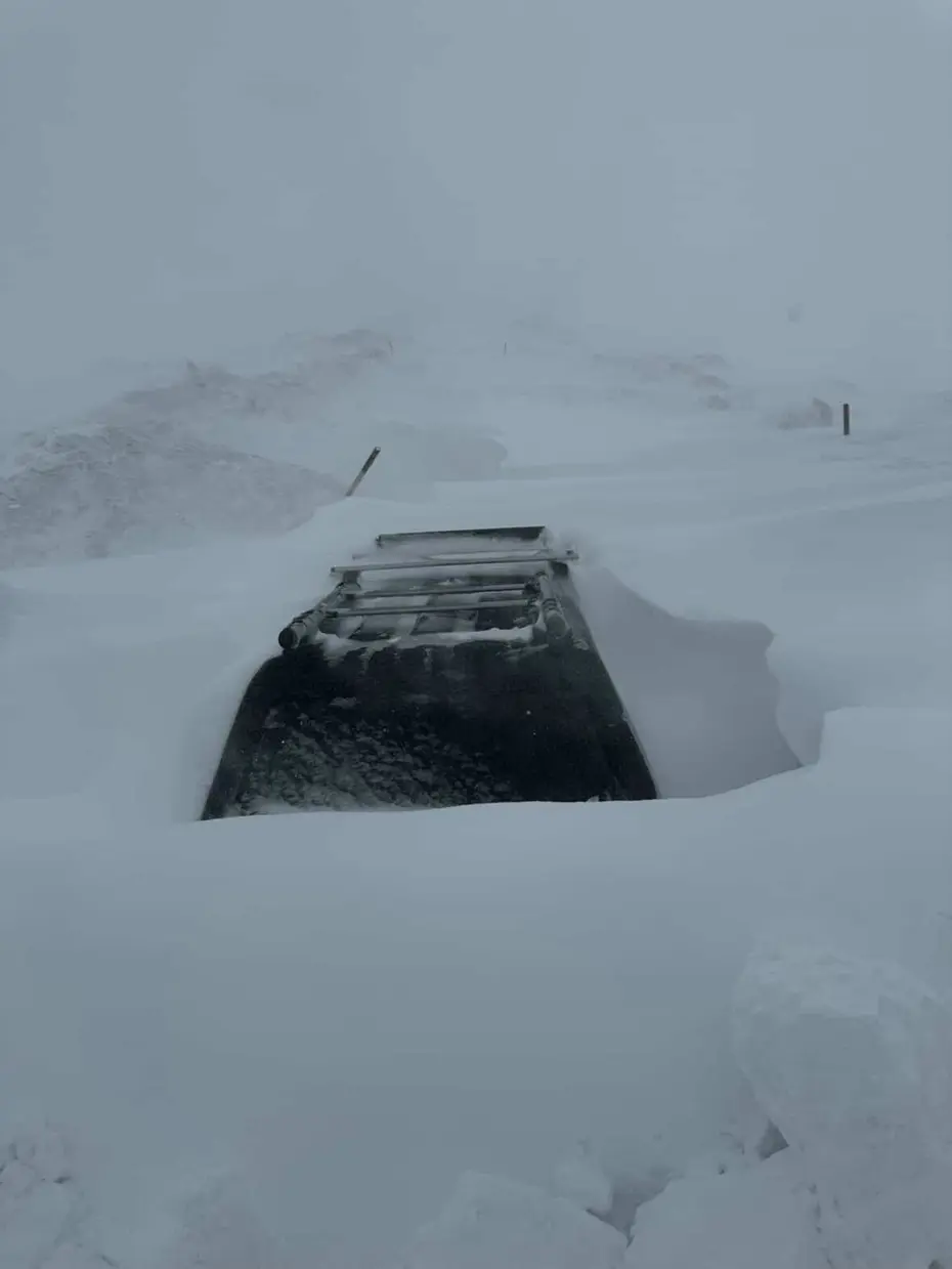 Sivas'ta kar kalınlığı 2 metreyi buldu. Araçlar yolda mahsur kaldı