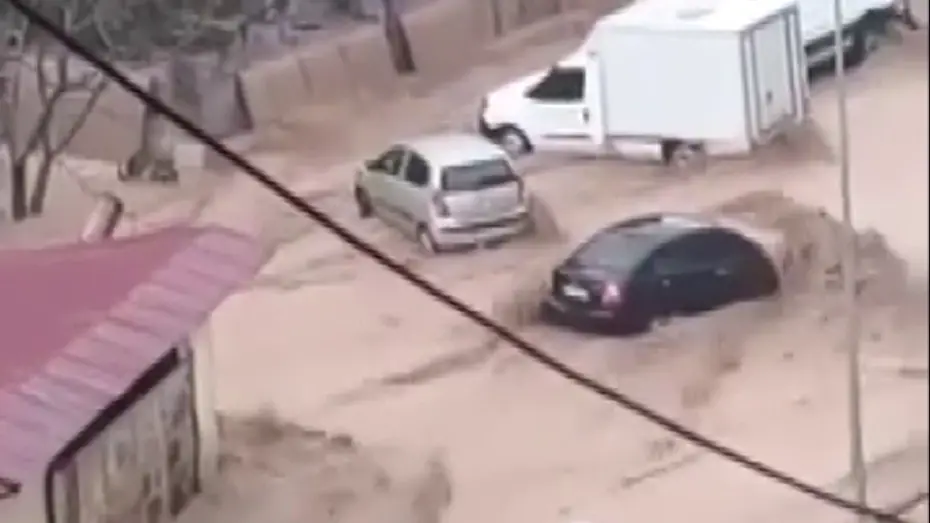 Hatay’da sağanak sele neden oldu, yollar göle döndü